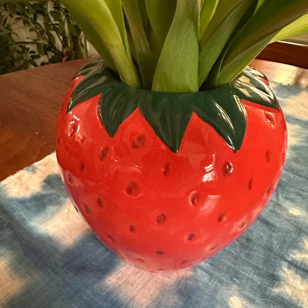 ban.do Vintage Inspired Strawberry Vase, Decorative Ceramic Vase, Large Flower - Picture 3 of 5